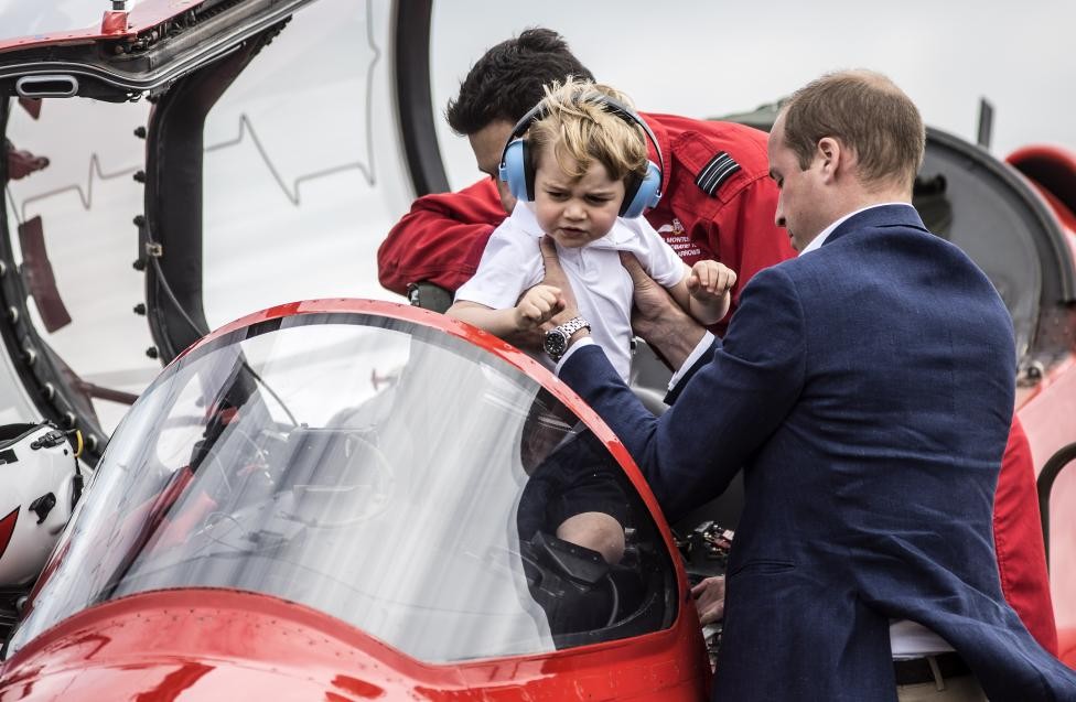 Ngày 8/7, là lần đầu tiên  Hoàng tử Anh nhí đi cùng cha mẹ tới triển lãm hàng không Royal International Air Tattoo (RIAT). Ảnh: Hoàng tử đang được đưa ra khỏi buồng lái máy bay.